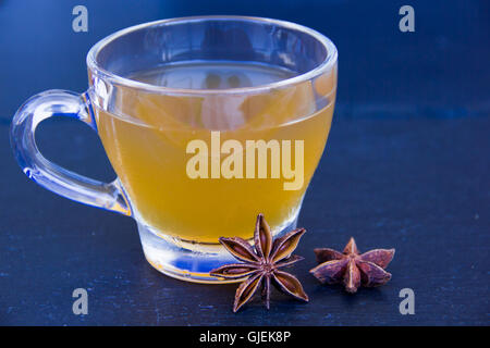 Kräutertee mit Sternanis auf Schiefer Boden Stockfoto