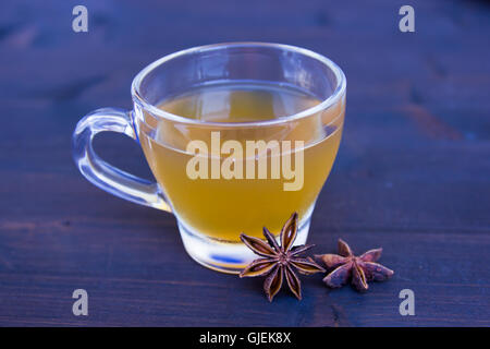 Kräutertee mit Sternanis auf einem Holztisch Stockfoto