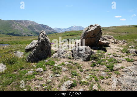 Felsen in der Landschaft mit Bergen und Himmel im Hintergrund am Independence Pass auf die kontinentale Wasserscheide Stockfoto