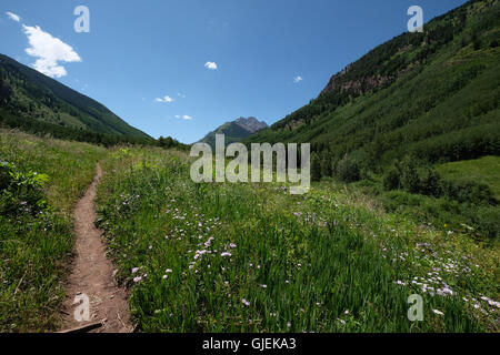 Atemberaubende Flusspromenade entlang Maroon-Snowmass Trailhead Stockfoto