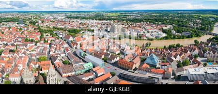 ULM, Deutschland - 18. Juni 2016: Ulm und Donau Vogel Blick auf den Fluss, Deutschland. Ulm ist vor allem bekannt dafür, dass die höchste Kirche in t Stockfoto