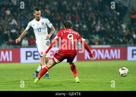 Slowakische Marek Hamsik (17) und belarussischen Igor Stasewitsch (9) in Aktion während der EURO 2016 Qualifizierer Slowakei Vs Weißrussland 0-1. Stockfoto