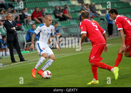 Der Slowakei Vladimir Weiss (L) in Aktion mit Malta Verteidiger während der Fußball-freundliche match Slowakei Vs Malta 1: 0. Stockfoto