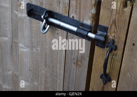 Schwarz-Sperre für eine Holztür Stockfoto