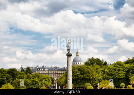 Statue Frau mit Wolken und Stadtbild Hintergrund am Jardin Du Luxembourg in Paris Stockfoto