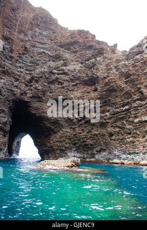 Meereshöhle und Bogen auf die robuste Napali Küste von Kauai, Hawaii, USA. Stockfoto