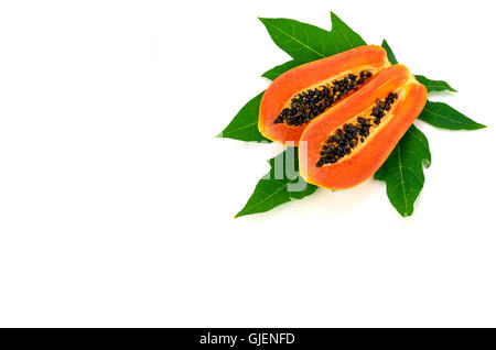 Reife Papaya (Carica Papaya L) mit Blättern mit Beschneidungspfad isoliert. Stockfoto