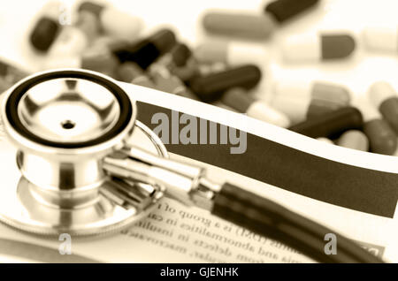 Medizinisches Konzept mit Stethoskop und Medizin Hintergrund. Stockfoto