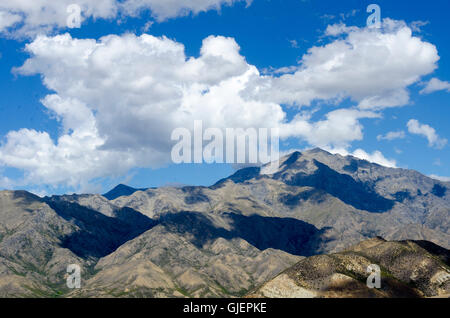 Wolken über Binnenschifffahrt Kaikoura Palette, Maulkorb Station, Clarence River, Südinsel, Neuseeland Stockfoto