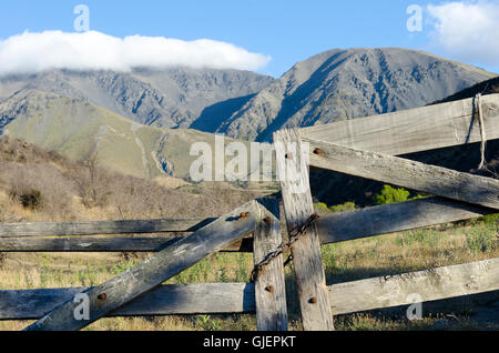 Hölzerne Tor und Berge, Maulkorb Station, Clarence River, Südinsel, Neuseeland Stockfoto