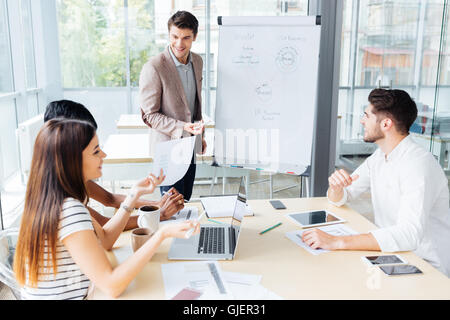 Glücklich attraktiver junger Geschäftsmann, Präsentation für Geschäftsleute im Büro Stockfoto