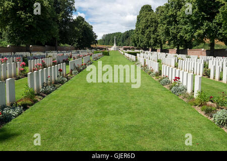 Eine Gesamtansicht der Ancre British Cemetery, Beaumont-Hamel, Picardie, Frankreich, zeigt das Kreuz der Opfer in der Ferne. Stockfoto