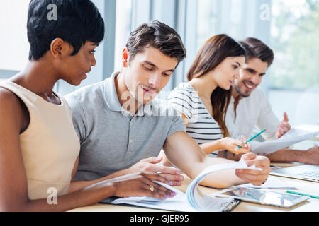 Gruppe der ernste junge Geschäftsleute sitzen und die Schaffung von Business-Plan im Büro Stockfoto