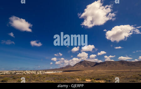 Vulkan Pico de Redondo und die Häuser und Orte der Stadt Playa Blanca im Süden von Lanzarote, Kanarische Inseln, Spanien Stockfoto