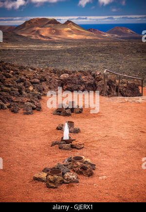 Heißwasser und Dampf Öffnungen im Timanfaya Nationalpark (auch genannt die Montanas del Fuego oder Berge des Feuers) in Lanzarot Stockfoto