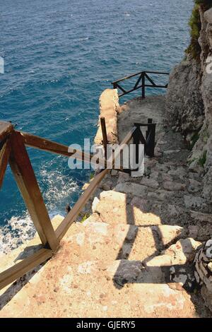 Exklusive Treppen führen direkt zum Meer, private Straße für einen Urlaub abseits vom Chaos Stockfoto