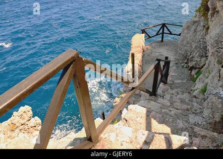 Exklusive Treppen führen direkt zum Meer, private Straße für einen Urlaub abseits vom Chaos Stockfoto