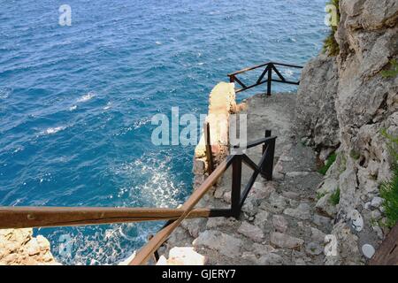 Exklusive Treppen führen direkt zum Meer, private Straße für einen Urlaub abseits vom Chaos Stockfoto