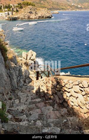 Exklusive Treppen führen direkt zum Meer, private Straße für einen Urlaub abseits vom Chaos Stockfoto