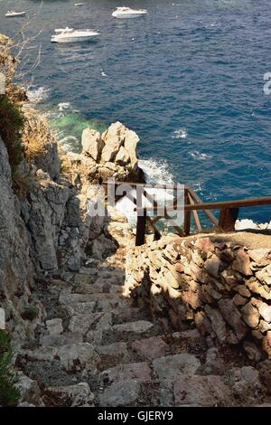 Exklusive Treppen führen direkt zum Meer, private Straße für einen Urlaub abseits vom Chaos Stockfoto