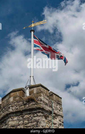 Union Jack-Flagge, die bei starkem Wind Stockfoto