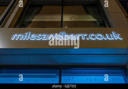 Meilen und Barr Estate Agent Büro Leuchtschild an Nacht Canterbury Kent Stockfoto