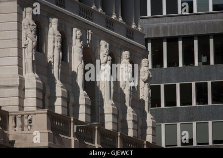 Mythischen griechischen männlichen Telamon Zahlen blicken einer weiblichen Karyatide-Skulptur an der Außenseite der Bank of England in der City of London. Stockfoto