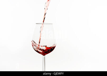Rotwein ist Pured in ein Glas Wein, ein Spritzer Stockfoto
