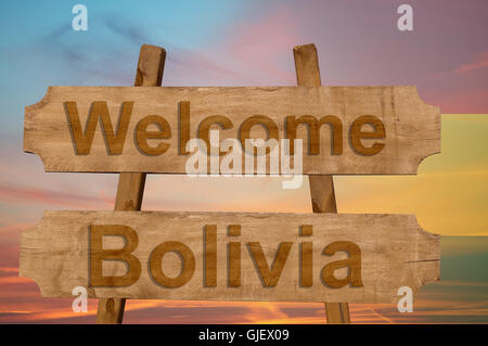 Willkommen in Bolivien singen auf Holz Hintergrund mit blending Nationalflagge Stockfoto