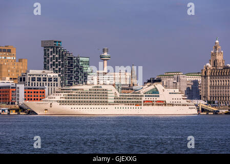 Das Kreuzfahrtschiff Seabourn Quest verlässt Liverpool am Fluss Mersey. Stockfoto