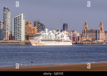 Das Kreuzfahrtschiff Seabourn Quest verlässt Liverpool am Fluss Mersey. Stockfoto