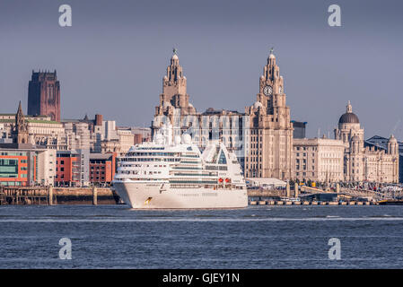 Das Kreuzfahrtschiff Seabourn Quest verlässt Liverpool am Fluss Mersey. Stockfoto