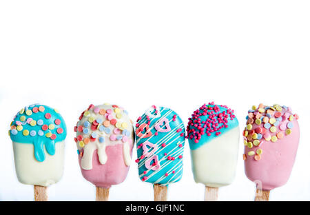 Cake Pops im Eis Form isoliert auf weißem Hintergrund Stockfoto