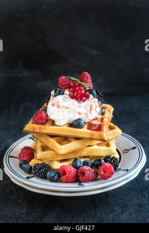 Traditionelle Belgien Waffeln mit Beeren und Eis am oberen, selektiven Fokus Stockfoto