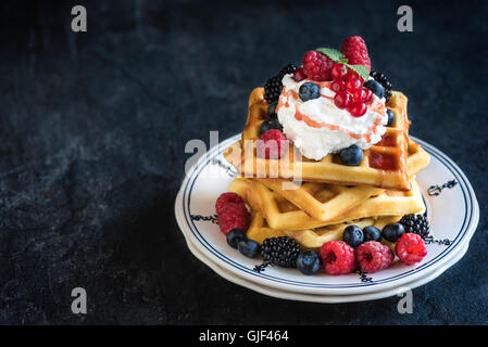 Traditionelle Belgien Waffeln mit Beeren und Eis am oberen, selektiven Fokus und leeren Raum Stockfoto
