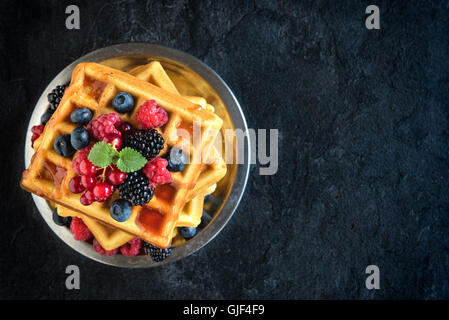 Traditionelle Belgien Waffeln in Platte mit Beeren oben, Tiefenschärfe und leeren Raum Stockfoto