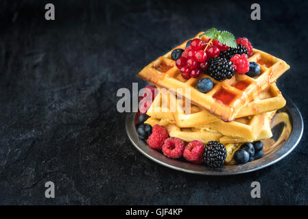 Traditionellen belgischen Waffeln in Platte mit Beeren, Tiefenschärfe und Leerzeichen Stockfoto