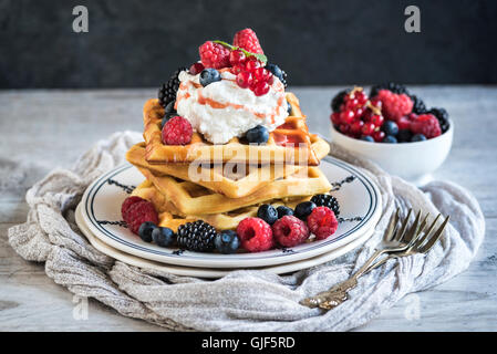 Belgien-Waffeln mit Beeren und Eis in der Platte, selektiven Fokus Stockfoto