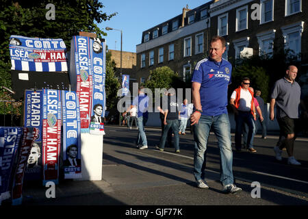 Chelsea-Fans schauen Sie Ware für den Verkauf außerhalb der Boden vor der Premier-League-Spiel an der Stamford Bridge, London. Stockfoto