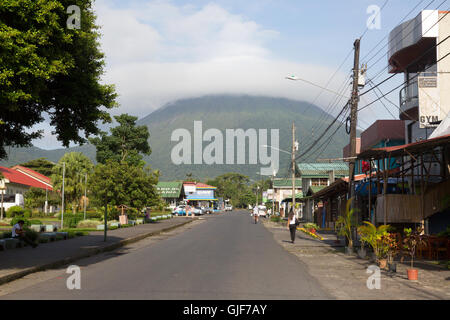 Eine Wolke bedeckt Vulkan Arenal gesehen von den Straßen der Stadt La Fortuna, Alajuela Provinz, Costa Rica, Mittelamerika Stockfoto