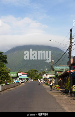 Eine Wolke bedeckt Vulkan Arenal gesehen von den Straßen der Stadt La Fortuna, Alajuela Provinz, Costa Rica, Mittelamerika Stockfoto