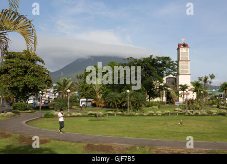 La Fortuna-Stadt und San Juan Bosco katholische Kirche mit Vulkan Arenal in die Ferne, Arenal, Costa Rica, Mittelamerika Stockfoto