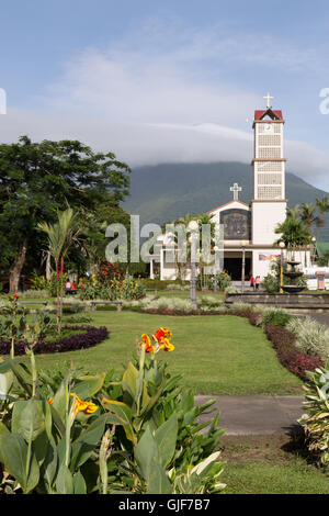 Das Stadtzentrum und die katholische Kirche von San Juan Bosco, La Fortuna, Provinz Alajuela, Arenal, Costa Rica, Mittelamerika Stockfoto