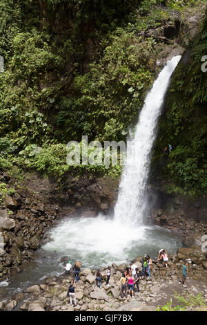 Touristen in La Paz Wasserfall, Poas, Costa Rica, Mittelamerika Stockfoto