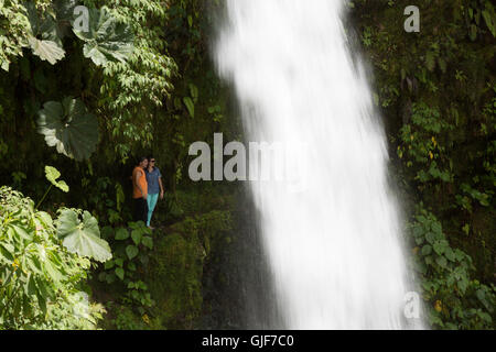 Passanten, die hinter einem Wasserfall, La Paz Wasserfall, Poas, Costa Rica, Mittelamerika Stockfoto