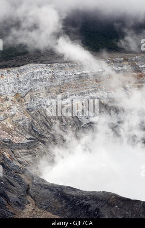 Nahaufnahme des Kraters des Vulkans Poas, ein aktiver Stratovulkan, Costa Rica, Mittelamerika Stockfoto