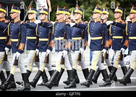 Warschau, Polen. 15. August 2016. Litauischen Soldaten marschieren während military Tattoo von der polnischen Armee Festtag. Bildnachweis: Jakob Ratz/Pacific Press/Alamy Live-Nachrichten Stockfoto