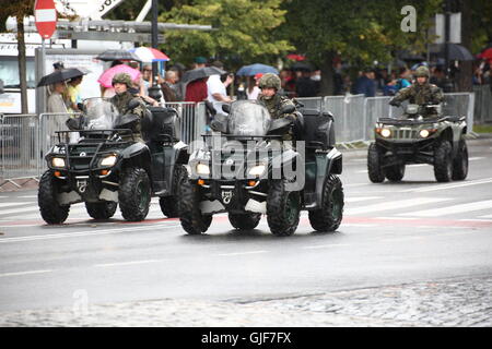 Warschau, Polen. 15. August 2016. Quad Fahrzeuge der polnischeArmee teilnehmen an der Parade von der polnischen Armee Celebration Day. Bildnachweis: Jakob Ratz/Pacific Press/Alamy Live-Nachrichten Stockfoto