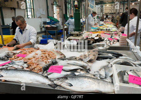 Lokale Produkte, Kunst, Kunsthandwerk und Unterhaltung auf dem St George's Market, einer der ältesten Attraktionen in Belfast Stockfoto