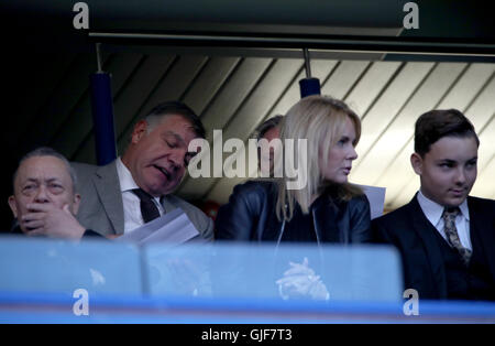 England-Manager Sam Allardyce (hinten) auf den Rängen hinter West Ham United Joint-Vorsitzender David Sullivan (links), seiner Partnerin Eve Vorley und Sohn in der Premier League match an der Stamford Bridge, London. Stockfoto